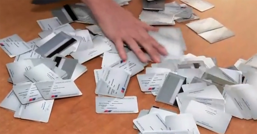TOTALNO RASULO U VUČIĆEVOM SNS-u: Više od 300 ljudi vratilo članske karte i napustilo stranku u velikom gradu (VIDEO)