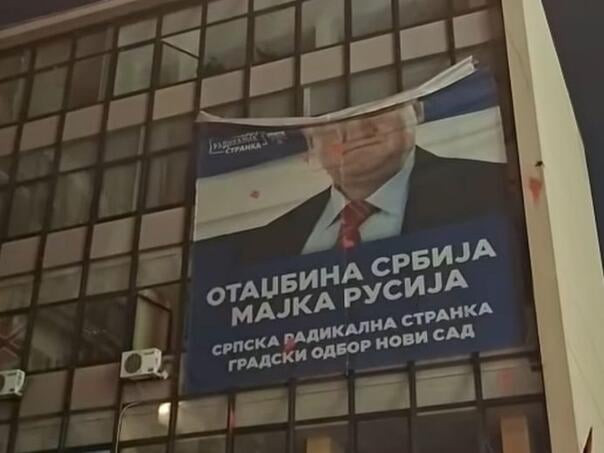 Nakon Vučićevog poraza: Uklonjen Šešeljev plakat koji negira genocid u Srebrenici
