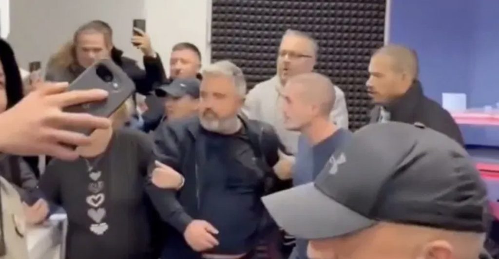 Glavnog urednika Informera izveli iz zgrade, postavljali mu jedno pitanje