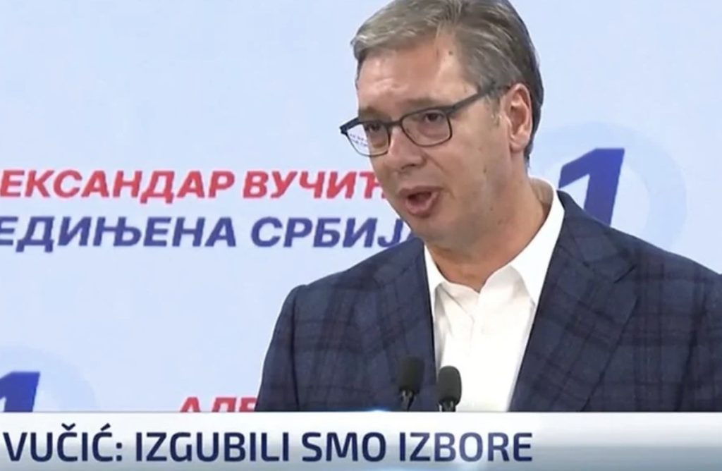 Vučić je bio na korak od nasilnog državnog udara, a onda je poziv u 21:30 promijenio sve