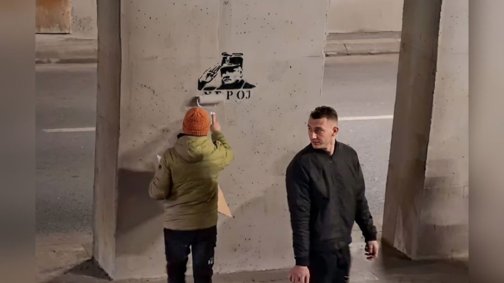 Nakon pobjede Studentske liste: Prekrečen mural Ratka Mladića, širom Srbije uklonjeni grafiti SNS-a