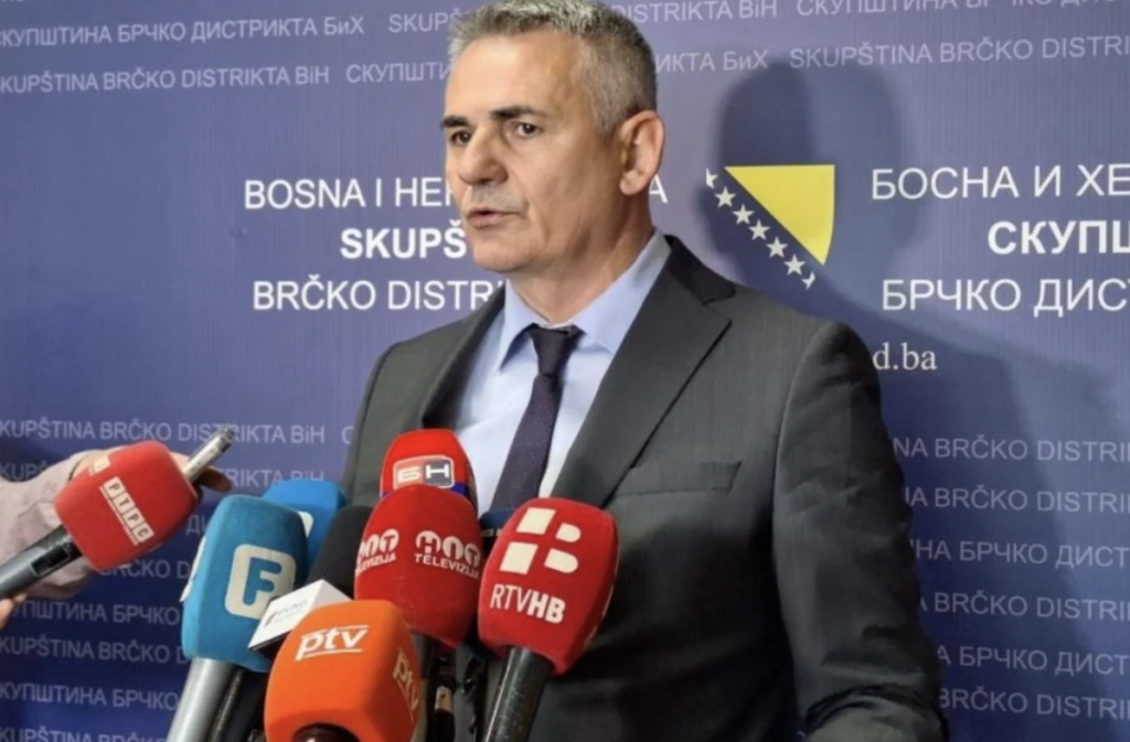 Oglasio se gradonačelnik Brčkog: Troje poginulo, a 12 povrijeđeno u padu helikoptera Oglasio se gradonačelnik Brčkog: Troje poginulo, a 12 povrijeđeno u padu helikoptera