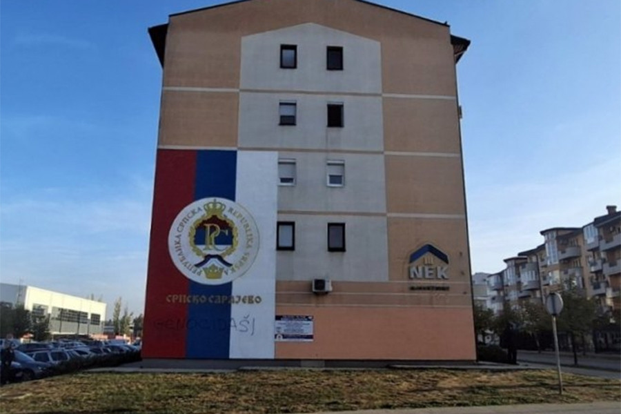 POLICIJA NA NOGAMA: U Istočnom Sarajevu na srpskoj zastavi osvanuo natpis…